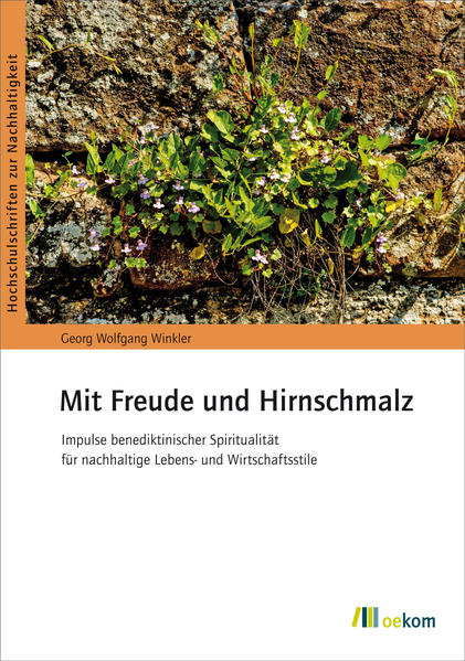 Beiträge zur Nachhaltigkeit aus dem Kloster? Auf den ersten Blick mag es überraschen, dass ausgerechnet die alten Traditionen von Ordensgemeinschaften Lösungen für unsere globalisierte und immer komplexer vernetzte Welt in den alten Traditionen von Ordensgemeinschaften bereithalten könnten. Doch bei genauerem Hinsehen wird deutlich, dass die-in diesem Fall-benediktinische Lebensweise und nachhaltige Lebensstile zahlreiche Gemeinsamkeiten aufweisen. Reale Einblicke durch Interviews mit Benediktinermönchen machen zwar deutlich, dass Klöster auch keine Orte nachhaltiger Idylle sind-doch genau deswegen erweisen sie sich aus der Perspektive des Modelllernens als sehr interessante Anschauungsbeispiele für die Entwicklung nachhaltiger Lebensstile. An ihnen wird erkennbar, mit welchen Schwierigkeiten aber auch Chancen der Wandel zu nachhaltigen Lebens- und Wirtschaftsstilen verbunden ist und wie diesen konstruktiv begegnet werden kann. Sie gewähren so einen neuen Blick auf den »Umgang mit der Schöpfung«.