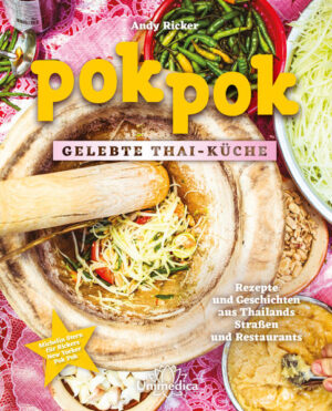 Pok Pok - so hört es sich an, wenn ein Holzstößel Gewürze in einem Tonmörser zerkleinert. Nach diesem Geräusch hat Andy Ricker sein Kochbuch mit 70 seiner beliebtesten Rezepte aus Nordthailand benannt. Von Yam Samun Phrai (Kräutersalat nach nordthailändischer Art) über Plaa Neung Mano (gedünsteter Fisch mit Limetten und Chilis) bis hin zu Phat Klanaeng (Rosenkohl-Pfanne) und Yam Jin Kai (nordthailändische Hühnersuppe) zeigt der passionierte Koch, wie man regionale Thai-Gerichte aus den typischen Lokalen am Straßenrand oder von privaten Köchen nachkochen kann. Ricker, eine echte Koryphäe auf dem Gebiet, eröffnete 2005 sein erstes Pok Pok Restaurant in den USA, was ihm die Aufmerksamkeit der New York Times und des Gourmet Magazins sowie zahlreiche Auszeichnungen bescherte. Mittlerweile betreibt er zehn eigene Restaurants und Lounges. Aber dieses Buch ist weit mehr als ein Kochbuch: Es lässt den Leser an den bunten Erfahrungen und den Impulsen teilhaben, die Andy Ricker 20 Jahre lang durchs Stöbern auf den Märkten und durch Bekanntschaften mit den örtlichen Köchen gesammelt hat. Geschmückt wird dies mit einzigartigen Geschichten über die thailändische Kultur und die ansässige Bevölkerung. Sehr zugänglich und mit bis ins Detail erprobten Rezepten ist dieser Leitfaden für alle (Hobby-)Köche geschrieben, die sich für thailändische Küche begeistern. Dabei räumt Andy Ricker mit zwei Mythen auf: 1. dass die Thai-Küche für Hobbyköche aufwendig ist und 2. dass man in den USA oder in Europa keine passenden Zutaten bekommt. Der Leser will so direkt zum Holzlöffel greifen. Mit seinen durchdachten, farbenfrohen Essays ist Pok Pok nicht nur eine unverzichtbare Inspirationsquelle für Köche, sondern auch ein Zeugnis der reichhaltigen Geschichte, lebendigen Kultur und beispiellosen Köstlichkeiten der thailändischen Küche. „In diesem bahnbrechenden Meisterwerk verwebt Andy Ricker superbe Rezepte, erhellende kulturelle Geschichten, bedeutsame persönliche Berichte und einen unvergleichlichen Einblick in die Essenz des thailändischen Essens.“ - Andrew Zimmern, US-amerikanischer Showmaster, Journalist und Autor „Mehr als ein Thai-Kochbuch oder gar ein regionales Thai-Kochbuch ist dies ein Buch über die Menschen: die Straßenhändler und Marktverkäufer, die Köche zuhause und Restaurantbesitzer, die Andy Ricker in Thailand kennengelernt und von denen er seit über zwanzig Jahren gelernt hat.“ - Francis Lam, Autor und Juror bei Top Chef Masters.