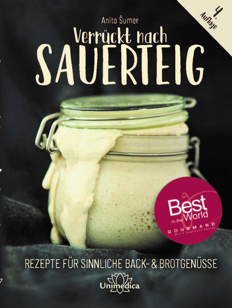 Verrückt nach Sauerteig - Anita Šumer weiht den Leser in die Geheimnisse des geschmackvollen Brots unserer Großmütter ein! Ihre Leidenschaft und Faszination für diese gesunde Art des Backens ist ansteckend. Die Autorin bricht mit dem Mythos, dass Sauer­teig­backwaren dicht und sauer sind. Sie sind im Gegenteil nahrhafter, leichter zu verdauen und geschmack­voller als Backwaren, die mit Bäckerhefe hergestellt werden. Auch salzige und süße Köstlichkeiten aus Sauerteig kommen auf den Tisch: Sauerteigpizza, Butterbrioche, Gewürzbrötchen, veganes Bananenbrot, Dinkelkuchen mit Früchten, süßer Zopf und vieles mehr … Nach dem großen Erfolg der ersten beiden Auflagen finden Sie in der erweiterten und ergänzten 3. Auflage unter anderem neue Fotos und zwei neue Kapitel: alle Infos zur Internetbibliothek „quest for sourdough“ und zum perfekten Start für Sauerteig-Einsteiger. Unter Šumers Anleitung entsteht ein Brot, das köstlich schmeckt und betörend duftet - und dabei gesund ist! „Slowenische Bäckerin zeichnet Kunstwerke aufs Brot“ — BUSINESS INSIDER „Künstlerin verwendet Brot als ihre Leinwand“ — BORED PANDA „Diese Frau verwandelt Brot in Kunst“ — DAILY MAIL