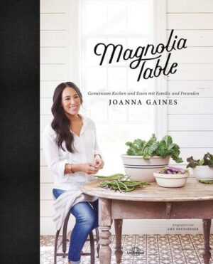 Ein gemeinsames, großartiges Essen ist die schönste Art, um Familie und Freundschaft zu feiern. Mit Magnolia Table präsentiert der bekannte TV-Star Joanna Gaines 125 abwechslungsreiche und raffinierte Gerichte für die ganze Familie - leidenschaftlich und phantasievoll direkt aus dem Herzen. Chicken Pot Pie, Gaines Brothers Burger, Schoko-Cookies: Die Gründerin der Lifestylemarke Magnolia gibt eine moderne Auswahl amerikanischer Klassiker für jeden Geschmack und jede Gelegenheit. Aus ihrer Liebe zum Garten lässt sie saisonale Produkte aus eigenem Anbau in ihre Rezeptideen einfließen. Der New York Times Bestseller wird abgerundet mit persönlichen Geschichten des Star-Ehepaars und mit stimmungsvollen Fotos. Magnolia Table lädt dazu ein, mit Joanna Gaines und ihrer Familie den Tisch zu teilen. „Joanna Gaines ist eine multimediale Kraft, mit der man rechnen muss… Gaines wirkt im Fernsehen so sympathisch, zugänglich und real, und ihr Charme und ihre Anmut lassen sich mühelos auf jede Seite von Magnolia Table übertragen.“ - (Philadelphia Inquirer)