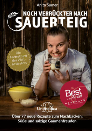 Die lang erwartete Fortsetzung von Verrückt nach Sauerteig, dem großen Publikumserfolg in mehrfacher Auflage Als ANITA ŠUMER im Jahre 2012 begann, mit Sauerteig zu backen, ahnte sie nicht, wohin sie die einfache Gärung einer Mischung aus Mehl und Wasser einmal führen würde. So wurde ihr Teig, den sie liebevoll „Rudl“ nennt, mittlerweile sogar in die weltweit erste Sauerteigbibliothek in Belgien aufgenommen. Für Šumer steht fest: Wer sich von Hingabe, Leidenschaft und Liebe leiten lässt, dem geschehen solche Dinge wie von selbst. Genau diese Begeisterung für das Sauerteigbrot ist es, die sie weitergeben möchte. Über zwölf Länder hat sie seit ihrem ersten Buch bereist und dabei 100 Workshops vor über 1300 begeisterten Teilnehmern veranstaltet. Daraus ist NOCH VERRÜCKTER NACH SAUERTEIG entstanden, ein wundervoller Band, der mit neuen Sauerteigrezepten in die sinnliche Welt der Backstube entführt. Im Zentrum dieses Buches stehen über 77 Rezepte für Süßes (wie Potitze mit Estragonfüllung, Gugelhupf, Marmeladenschichtkuchen, Kürbiskuchen) und Salziges (wie Muffins, Oliven im Teigmantel, Roggenknäckebrot), das aktualisierte Wissen der Brotkünstlerin aus internationalen Bäckereien, brandaktuelle Infos, um süßen Sauerteig ansetzen zu können, wichtige Tipps zur Pflege eines gesunden Sauerteig-Anstellguts. „Anita Šumer ist für Brot-Enthusiasten kein unbeschriebenes Blatt, eher eine Berühmtheit. Vor allem ihre kreativen künstlerisch-verzierten Brote faszinieren. Das Backen mit Sauerteig kann auf vielen Ebenen bereichern - gesundheitsunterstützend, entschleunigend, faszinierend, inspirierend.“ Benjamin Bembnista, Brotpoet und Food-Blogger