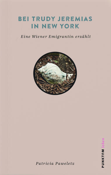 Trudy Jeremias ist seit 2016 Gastgeberin des Stammtisches deutschsprachiger jüdischer Emigranten in New York. 1938 verließ sie mit ihrer Familie ihre Heimatstadt Wien und floh über Umwege in die USA. Mit großer Lebendigkeit berichtet eine der letzten jüdischen Emigrant*innen aus Wien vom Leben in Österreich während der Nazizeit, vom Ankommen in der „Neuen Welt“, von dem, was ihr Halt gab und was sie immer noch vermisst. Dieses Buch erschien zu Trudys 95.Geburtstag.