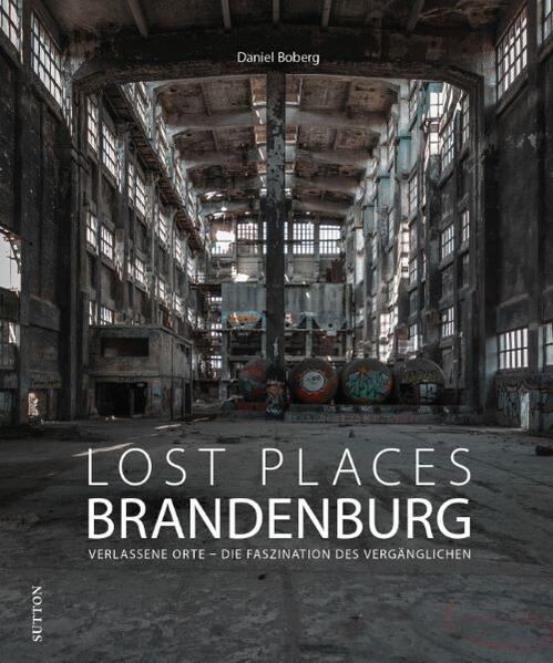 Verlassene Orte in Brandenburg – Morbider Charme und Faszination des Verfalls verlassener Gebäude Tauchen Sie ein in die geheimnisvolle Welt von verlassenen Fabriken, Schlossruinen, stillgelegten Bahnhöfen und anderen faszinierenden dark places. Fotograf Daniel Boberg präsentiert rund 140 brillante Aufnahmen, die eindrucksvoll den Verfall längst verlassener Gebäude, Werkshallen und Fabriken zeigen und Sie auf eine Reise zu vergessenen Orten und spannenden Geschichten, die sich hinter den verfallenen Mauern verbergen, mitnehmen. Die stillen Zeugen der Vergangenheit versprühen einen morbiden Charme, dem sich der Betrachter nicht entziehen kann. Mit viel Liebe zum Detail und einer ganz eigenen Bildsprache dokumentiert Boberg verborgene Welten. Faszinierende Fotografien und packende Geschichten von verlassenen Orten in ganz Brandenburg warten darauf von Ihnen entdeckt zu werden. Die Fortsetzung des Erfolgstitels Verlassene Orte Brandenburg Fesselnde Einblicke in verborgene Welten Stimmungsvolle Fotografien mit viel Liebe zum Detail