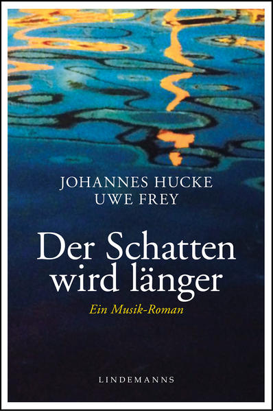 Es ist keine touristische Berühmtheit, das Ländchen zwischen Altrhein und Baggersee, doch die Jugendlichen aus dem Umkreis der Band SANSARA beleben die Ufer mit ihrer Fantasie und gestalten ihre privaten Paradiese. Es ist Sommer, der letzte Sommer, bevor das Leben losgeht - dieses andere Leben, jenseits von Schule und Elternhaus. Narkotisiert von Musik und Kunst und verbotenen Substanzen, geraten die Freunde Yves und Merkatz in einen gefährlichen Zustand im Grenzgebiet zwischen Wahn und Inspiration. Auch Nina und Marie erleben diese Phase mit einer bis zum Äußersten gespannten Intensität, berauscht von unvorhersehbaren Erfahrungen und den Impulsen einer Zeit, die zum Aufbruch drängt. - Ein Buch voller Jugend und Sonne, Freundschaft und Liebe, vibrierend vor Musik, verstörend, urkomisch und von verzehrender Zärtlichkeit. Hucke ruht sich nicht auf dem „Altbekannten“ aus - er möchte weiterentwickeln, ausprobieren, Neues schaffen ... Gemeinsam kreierten der Komponist Uwe Frey und Johannes Hucke ein ganz neues Genre, den Musik-Roman: Beim Lesen lassen sich die Songs der Handlung, vermittels Handy-Einsatz und Scannen der QR-Codes, gleich mithören. „Das sind richtig komplexe, komponierte Songs, schreibt ja heute keiner mehr [...] und die wenigsten haben einen echten Diçhter für die Texte.“ Katharina Eickhoff (SWR)