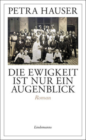 Vom Leben der Familie Sömmer, von guten und schlechten Zeiten für jedes einzelne der zehn Kinder, die der Hofmusiker Paul Sömmer und seine Frau Wilhelmine aus Mannheim haben, erzählt Petra Hauser in ihrem neuen Roman. Manchmal verzweifelt Wilhelmine an der lauten und lebhaften Schar ihrer Söhne und Töchter, aber als sie schließlich alle ein eigenes Leben führen, als sich die Familie um Schwiegerkinder und Enkel erweitert hat, am Ende ihrer Tage empfindet sie es als großes Glück, sie um sich zu haben. Der Roman kreist um die Geheimnisse der Familien-Dynamik, um den Wert von Allianzen und die Auswirkungen familiärer Spannungen. Historische Folie ist das Badische Land zwischen Mosbach und Gernsbach im 20. Jahrhundert. Wurzeln und Flügel sollen den Kindern wachsen. Geborgenheit sollen sie fühlen, so dass in ihnen der Mut zur Selbstverwirklichung entsteht. Bewunderung und Liebe verbindet die Familie, es entstehen auch Verletzungen und Enttäuschungen. Aber man kann immer wieder aufeinander zugehen, das ist Wilhelmines Überzeugung, deshalb hält sie sich mit offenen Armen bereit.