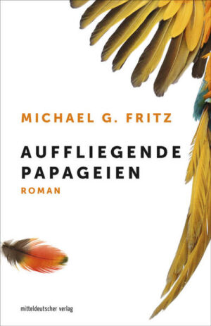 Eine Vierecksgeschichte um alte und neue Liebe in zwei Systemen Wie ist es, wenn die neue Freundin das gleiche Papageien-Tattoo trägt wie die Frau, die einen nach vielen gemeinsamen Jahren verlassen hat. Stellen die beiden farbenprächtigen Vögel einen Zusammenhang zwischen den Frauen her? Sind sie ein Zeichen? Und wofür? Im Zentrum des Romans steht die Geschichte von Arno und Angelika, die sich vor über fünfzig Jahren als Nachbarskinder an der Ostsee gefunden haben. Bis zur Wende waren sie ein Paar. Doch von einem Tag auf den anderen verlässt Angelika ihren Arno mit ihrem Geliebten Gussew. Über seine neue Freundin Lilly findet Arno wieder die Spur zu Angelika. Noch immer ist sie mit Gussew liiert, der inzwischen Immobiliengeschäfte betreibt. Michael G. Fritz erzählt mit Fabulierfreude gleichnishaft und mit sinnlicher Sprache eine große Liebesgeschichte, in der ein nahezu vergessenes und zugleich einflussreiches Stück untergegangen geglaubter Welt weiterlebt.