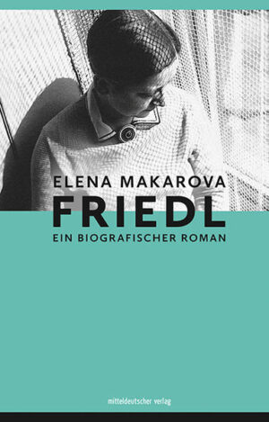 Friedl Dicker-Brandeis (1898-1944), geboren als Jüdin in Wien, zählt zu den bedeutendsten Schülerinnen des Weimarer Bauhauses. 1934 wird Friedl, die im illegalen Widerstand tätig ist, inhaftiert. Danach emigriert sie nach Prag, wo sie sich der realistischen Malerei zuwendet, Emigrantenkinder in Kunst unterrichtet und ihren Cousin Pavel Brandeis heiratet. Ein Visum nach Palästina, nur für sie allein, schlägt sie aus. Nach Jahren der Erniedrigungen und Schikanen durch die antijüdischen Gesetze werden beide im Dezember 1942 ins Ghetto Theresienstadt deportiert. Dort gibt Friedl den Kindern Zeichenunterricht und setzt sich unermüdlich für sie ein. Am 9. Oktober 1944 wird die Künstlerin in Auschwitz-Birkenau vergast. In ihrem biografischen Roman zeichnet Makarova die Epoche zwischen den Weltkriegen aus Sicht der Ich-Erzählerin nach und lässt eine ganze Generation von Künstler*innen wiedererstehen.