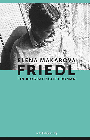 Friedl Dicker-Brandeis (1898-1944), geboren als Jüdin in Wien, zählt zu den bedeutendsten Schülerinnen des Weimarer Bauhauses. 1934 wird Friedl, die im illegalen Widerstand tätig ist, inhaftiert. Danach emigriert sie nach Prag, wo sie sich der realistischen Malerei zuwendet, Emigrantenkinder in Kunst unterrichtet und ihren Cousin Pavel Brandeis heiratet. Ein Visum nach Palästina, nur für sie allein, schlägt sie aus. Nach Jahren der Erniedrigungen und Schikanen durch die antijüdischen Gesetze werden beide im Dezember 1942 ins Ghetto Theresienstadt deportiert. Dort gibt Friedl den Kindern Zeichenunterricht und setzt sich unermüdlich für sie ein. Am 9. Oktober 1944 wird die Künstlerin in Auschwitz-Birkenau vergast. In ihrem biografischen Roman zeichnet Makarova die Epoche zwischen den Weltkriegen aus Sicht der Ich-Erzählerin nach und lässt eine ganze Generation von Künstler*innen wiedererstehen.