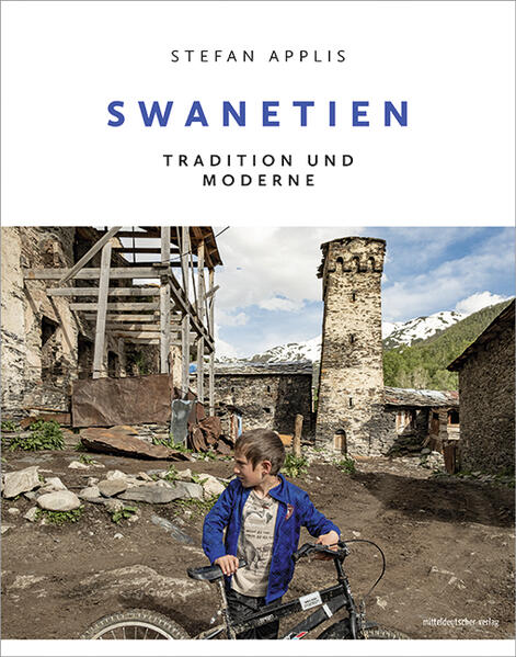 Swanetien ist bekannt für seine weitgehend unberührte Gebirgslandschaft und die besondere Architektur seiner Bergdörfer. Deswegen zieht es jährlich mehr als 150.000 Menschen aus aller Welt dorthin. Der Tourismus verändert die Region massiv, gleichwohl wäre ein Leben ohne Tourismus dort kaum mehr möglich. Der Bildband von Stefan Applis begleitet diesen Wandel, dokumentiert Vergangenheit sowie Gegenwart der Kaukasusregion und zeigt die Veränderungen der Gegend in großer Nähe zu den Menschen, die der Autor über sieben Jahre kennengelernt hat. Das fotografische Material entstammt einem geografisch-ethnografischen Forschungsprojekt des Autors in Zusammenarbeit u. a. mit Nino Tserediani, der Direktorin des Swanetischen Museums für Geschichte und Ethnografie. In einfühlsamen Texten, die auf Interviews aus dem Forschungsprojekt des Autors basieren, werden Menschen aus Swanetien porträtiert.