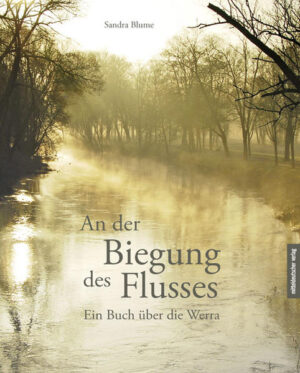 Wer in der Geschichte eines Flusses liest, versteht auch seine eigene Geschichte. Die erste Biografie der Werra lässt Thüringens zweitgrößtes Fließgewässer in all seinen Facetten aufleuchten. Über 120 Flusskilometer führt die Reise der Autorin entlang der Mittleren Werra - von Immelborn nach Großburschla - und nimmt die Leser*innen mit auf eine Wanderung, immer dicht entlang des Laufes, abseits der Wege und nicht selten durch eine beinahe unentdeckte, verborgene Wildnis. Sandra Blume verwebt packende, in der Ich-Perspektive geschriebene Wandererlebnisse und poesievolle Naturbeschreibungen mit Sachinformationen zu den unterschiedlichsten Themen – vom Salz, über Kieselsteine, Brücken, Grenzen, Burgen und Schiffe bis hin zu Fischen, Nixen und dem geheimnisvollen Element Wasser –, die in Verbindung mit dem Fluss Werra stehen. Der reich bebilderte und mit Zeichnungen der Autorin illustrierte Band ist ein Heimatbuch im besten Sinne – zum Schwelgen, Entdecken und Verstehen.