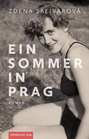 Ein heißer Sommer im Prag der Fünfzigerjahre: Jana Honzlová, eine junge Sängerin in einem Folklore-Ensemble, darf nicht mit auf Tournee gehen, denn seit ihr Vater ins kapitalistische Ausland geflüchtet ist, gilt sie im kommunistischen System als politisch unzuverlässig. Stattdessen soll sie im Betriebsbüro die Stellung halten, wo sie ihr Leid mit der freundlichen Putzfrau teilt und heimlich internen Intrigen nachforscht. Aber auch ihre komplizierte Familiensituation hält die Ich-Erzählerin in Atem, die alles, was ihr widerfährt, mit Unverblümtheit und Straßenwitz schildert. Denn Jana Honzlová ist eine, die nicht so schnell aufgibt und sich ihre Chuzpe bewahrt. Umso erschütternder ist es für sie, als die Verhältnisse am Ende doch mächtiger erscheinen. Salivarová, die viele eigene Erfahrungen in den Roman einfließen ließ, erzählt gewissermaßen die Vorgeschichte des Prager Frühlings