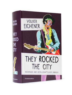 Rockmusik wurde zum Soundtrack des Aufbegehrens der 68er-Generation. Volker Eichener hat mit „They Rocked the City“ das passende Booklet besorgt. We can change the world Re-arrange the world Graham Nash, »Chicago« Über das Buch: „The times they are a-changin’“, verkündete Bob Dylan bereits 1963 und beschwor damit den Aufbruch einer Generation, die die Verhältnisse wortwörtlich zum Tanzen bringen würde. Emanzipation, Demokratisierung, Liberalisierung, Diversität, Toleranz, Ökologie - zahlreiche Themen, die noch heute die politische Agenda bestimmen, beschäftigten mit einem Mal den Mainstream. 1968 erreichten die Proteste der rebellierenden Jugend ihren Höhepunkt, Rockmusik wurde zur treibenden Kraft der Bewegung. Volker Eichener zeigt, wie die Rolling Stones, die Beatles & Co. der Revolte ästhetisch wie inhaltlich den Takt vorgaben, und wie die Stars gleichermaßen vom kulturellen Umbruch beeinflusst wurden. Vom Blues bis zum Krautrock zeichnet er die elementaren Entwicklungen einer revolutionär neuen Musik nach, die bald aus allen Boxen dröhnen und die bleierne Schwere der spießbürgerlichen Nachkriegsgesellschaft fortblasen sollte. Über den Autor: Volker Eichener, Jahrgang 1959, ist habilitierter Soziologe und Professor für Politikwissenschaft an der Hochschule Düsseldorf. Er wurde mit der Kommunalwissenschaftlichen Prämie der Kommunalen Spitzenverbände und dem Preis „Gesellschaftswissenschaften im Praxisbezug“ der Schader-Stiftung ausgezeichnet. Durch sein ehrenamtliches Engagement für die Kulturbrauerei Hülsmann in Herne-Eickel hat er die Rolle eines Konzertveranstalters kennengelernt und intime Einblicke in die Rockmusikszene erhalten. 720 Seiten. Fester Einband. Zweitausendeins.