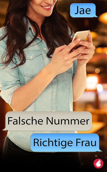 Eine einzige SMS kann alles verändern! Flirten war noch nie Dennys Stärke. Sie ist einfach zu schüchtern, um Frauen anzusprechen. Ihr Leben dreht sich um ihre Arbeit als Kassiererin und ihre Familie, denn sie hilft ihrer Schwester, deren Tochter großzuziehen. Doch dann erhält sie versehentlich eine SMS von einer Fremden namens Eliza, die ausgerechnet sie um Dating-Ratschläge bittet! Eliza ist das glatte Gegenteil von Denny: witzig, kontaktfreudig — und heterosexuell. Trotz ihrer Unterschiede freunden die beiden sich an. Schon bald verbringt Eliza ihre Abende lieber damit, sich mit Denny zu unterhalten, als weiterhin ihr Glück beim Online-Dating zu versuchen. Als sie sich zum ersten Mal persönlich begegnen, existiert von Anfang an eine ganz besondere Verbindung zwischen den beiden. Aber was Eliza für Denny empfindet, kann unmöglich Liebe sein, oder? Es hat nichts zu bedeuten, dass sie sich wünscht, die Männer, mit denen sie ausgeht, wären mehr wie Denny. Oder doch? Kann die falsche Nummer doch der richtigen Frau gehören? "Falsche Nummer, richtige Frau" ist ein lesbischer Liebesroman mit viel Gefühl und zwei Hauptfiguren, die man sofort ins Herz schließt.