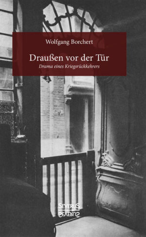 „Von einem Mann, der nach Deutschland kommt, einer von denen. Einer von denen, die nach Hause kommen und die dann doch nicht nach Hause kommen, weil für sie kein Zuhause mehr da ist. Und ihr Zuhause ist dann draußen vor der Tür. Ihr Deutschland ist draußen, nachts im Regen, auf der Straße.“Nach dem 2. Weltkrieg setzt in großen Teilen der Bevölkerung das Verdrängen der Ereignisse ein. Dem Kriegsheimkehrer Beckmann fällt es schwer, sich in diese Gesellschaft des Vergessens einzugliedern. Zu viele Fragen nach Moral und Verantwortung drängen sich ihm auf, Schuldgefühle plagen ihn und er zweifelt immer mehr an dem Guten im Menschen.Wolfang Borchert (1921-1947) ist einer der bekanntesten Schriftsteller der Nachkriegsliteratur. Das Werk Draußen vor der Tür wurde einen Tag nach seinem Tod uraufgeführt und machte ihn berühmt. Viele seiner Zeitgenossen fanden in dem Protagonisten des Dramas eine Identifikationsfigur, da auch sie auf der Suche nach Antworten und einem Platz in der Gesellschaft waren.