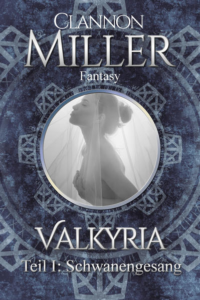 „Valkyria - Schwanengesang“ ist der Auftakt zu einer neuen Urban- Fantasy- Reihe der Bestsellerautorin Clannon Miller. Die Valkyre Lili und ihre Schwestern mussten aus ihrer Heimat fliehen und verstecken sich seither mitten unter uns. Als ihre uralten Feinde, die Thursen, sie aufspüren und eine von ihnen entführen, schmieden die Valkyria einen haarsträubenden Plan, um sie zurückzuholen. Aber damit setzen sie Ereignisse in Gang, die niemand vorhergesehen hat. Aus dem Inhalt von Band 1: Lili hat die Nase voll von ihren sieben Schwestern. Die haben einen hirnrissigen Plan geschmiedet und ihre jüngste Schwester, die unschuldige Kara, bei dem unheimlichen Waffenhändler Wolf Lohenstein eingeschleust. Sie soll ihn verführen, um den sagenumwobenen Brückenbauer zu stehlen. Natürlich geht der Plan total in die Hose und Lili muss mal wieder die Retterin spielen. Deshalb nimmt sie einen Job als Leibwächterin bei Lohenstein an. Noch ahnt sie nicht, wie tief sie wirklich im Schlamassel steckt. Valkyria ist eine frische und freche Saga, die in gewohnter Clannon- Miller- Manier und mit einem Augenzwinkern erzählt wird. Sie prickelt mit einer Prise Erotik und ist voller Spannung und Überraschungen. Also, gut festhalten, denn der Trip in die Spiegelwelt ist einfach nur abgefahren.