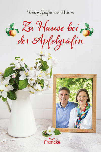 Seit ihrem ersten Buch »Die Apfelgräfin« ist ein gutes Jahrzehnt vergangen. Wie ist es Daisy Gräfin von Arnim seitdem ergangen? Erfrischend ehrlich berichtet die Gräfin von ihrem Leben in der Uckermark und auf Gut Lichtenhain. In heiterem, vertrautem Erzählton schaut sie noch einmal zurück auf die Anfänge ihres Apfelunternehmens, berichtet von dem, was sich seither entwickelt hat, und lässt uns an ihren Hoffnungen und Wünschen für die Zukunft teilhaben. Auf einladende Weise tritt Gräfin von Arnim in ein Gespräch mit uns, ihren Lesern, ein - fast so, als säßen wir mit ihr im Haus Lichtenhain bei Kaffee und Apfelkuchen beieinander. Sie erzählt von Fortschritten und Rückschlägen