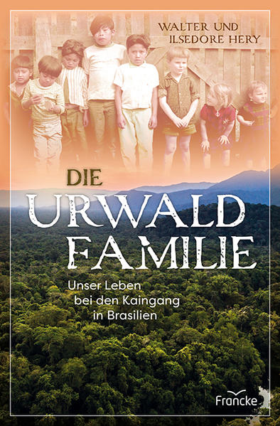 Als Walter und Ilsedore Hery 1968 die Missionsarbeit am Rio das Cobras unter dem Volk der Kaingang beginnen, können sie nicht ahnen, mit welchen Herausforderungen und tödlichen Gefahren sie konfrontiert sein werden. Aber eines wissen sie: Gott hat sie zu diesem indigenen Volk Brasiliens geführt und so stellen sie sich ihm mit allem, was sie haben, zur Verfügung. Zuerst als Ehepaar, später kommen vier Kinder dazu. Sie leben in einer einfachen Holzhütte ohne Wasser und Strom mitten unter den Menschen, die sie mit dem Evangelium erreichen wollen. Sie lernen ihre Sprache und eignen sich medizinische und landwirtschaftliche Grundkenntnisse an, um auf diese Weise tätige Nächstenliebe zu üben. Aber wann werden die ersten Kaingang zum Glauben kommen? Es ist ein langer, mitunter steiniger Weg, den diese Urwaldfamilie geht. Aber am Ende dürfen sie Frucht ernten und erleben, wie unter den Kaingang lebendige Gemeinde Gottes entsteht.