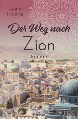 Jerusalem, 1947: Der jungen amerikanischen Journalistin Ellie Warne werden antike Schriftrollen zum Kauf angeboten, die angeblich jahrtausendealt sind. Aber wie soll sie die Echtheit der Dokumente feststellen? Schließlich ist sie nicht als Archäologin vor Ort, sondern als Fotografin. Als solche will sie die Welt für das Schicksal der jüdischen Bevölkerung in Jerusalem sensibel machen. Als sie mit ihrer Kamera etwas fotografiert, das nicht für die Öffentlichkeit bestimmt ist, kann sie nicht ahnen, in welcher Gefahr sie schwebt. Und mit ihr die Schriftrollen. Band 1 der Zion Chroniken, einer großangelegten Serie, die vor dem Hintergrund der Staatsgründung Israels im Mai 1948 spielt. Packend schildert die Bestsellerautorin Bodie Thoene das Schicksal mutiger Menschen, die alles dafür riskieren, dass die Juden nach dem Holocaust ein neues Zuhause finden.