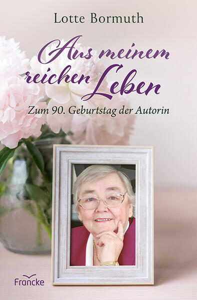 »Ich sitze an einem plätschernden Bach im Gras, in der Hand einen Strauß Blumen. Ohne rechten Grund werfe ich eine nach der anderen ins Wasser und beobachte, wie manche Blüten sanft fortgetragen und andere überspült und in die Tiefe gerissen werden. So ist mein Leben, muss ich denken. Wie die Blüten in dem Bach ist es dahingeflossen, manchmal ruhig, ja fast träge, und dann wieder in wirbelndem Strudel sich fast überstürzend.« Erfahrungen aus diesen so unterschiedlichen Lebensphasen haben Eingang in dieses Buch gefunden, das zum 90. Geburtstag der bekannten Autorin erscheint. Es enthält das Beste aus neun Jahrzehnten. Lassen Sie sich mit hineinnehmen in bewegende Erlebnisse, überraschende Momente, in große und kleine Wunder und inspirieren von den tiefen geistlichen Wahrheiten, die Lotte Bormuth in ihren über 100 Büchern mit ihren Lesern geteilt hat. Ergänzt wurden die Texte durch einen Beitrag ihres jüngsten Sohnes und ihres Schwiegersohns, der gleichzeitig ihr Verleger ist.