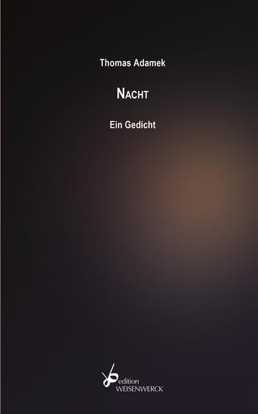 Vor jenem Tag, als es geschah War Liebe ihm noch unbekannt Doch als er jenen Engel sah Wurd‘ vom Gefühl er übermannt Indes wusst‘ er auch davon nicht Dass unterm hellsten Himmelszelt Die Kraft der Sonne jäh zerbricht Wenn über ihn ein Schatten fällt. Er weiß nicht, warum oder von wem er in diesen kalten, dunklen Raum gesperrt wurde. Verzweifelt und entkräftet versucht er zu entfliehen…nach draußen, in eine Welt, wo die Realität manchmal noch schwärzer erscheinen kann, als das finsterste Verlies. Nacht - Eine Liebesgeschichte, lyrisch erzählt, in der sich Begierde mit Wahnsinn vermählt.