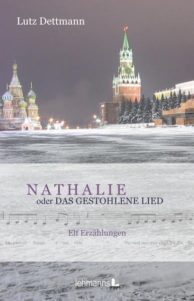 „Gilbert Bécaud hat mir mein Lied gestohlen“, so behauptet der in die Jahre gekommene Jazzpianist, als in der Hotelbar plötzlich „Nathalie“ erklingt. Und erzählt dem Journalisten, der ihm dafür einige Whiskys spendiert, eine geradezu abenteuerliche Geschichte… Jeden Morgen begrüßt der Soldat an der innerdeutschen Grenze im Sommer 1989 das junge Mädchen, das auf der Westseite vorbeiradelt, heimlich mit einem Strahl aus seinem Taschenspiegel. Er weiß, dass er ihr nie begegnen wird. Nur ihr Zuwinken wird bleiben… „Ist das nicht die Frau, die ich vor fünfzig Jahren einmal geliebt habe…?“, denkt der alte Mann, als sich im Braunschweiger Klostergarten plötzlich eine Frau zu ihm auf die Bank setzt. Die elf Geschichten dieses Bandes zeigen, dass der Romancier Lutz Dettmann ebenfalls ein versierter Erzähler ist. Neben der genauen Komposition des Genres überzeugt er durch die Lust am Fabulieren. Es sind Geschichten, die das Besondere im Alltäglichen zeigen.