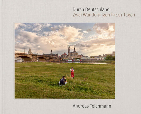 Von West nach Ost, von Süd nach Nord: In zwei Wanderungen und 101 Tagen ist der renommierte GEO-Fotograf und vielfach ausgezeichnete Fotojournalist Andreas Teichmann durch Deutschland gewandert. Im Gepäck: seine hochauflösende Großformatkamera mit Stativ von fast vier Kilogramm. Zwischen Aachen und Zittau, von Oberstdorf nach Sylt war seine Wanderung geprägt von zufälligen und oft intensiven ­Begegnungen. Davon erzählt er hier mit beeindruckenden Fotografien in seinem neuen Bild- und Erzählband „Durch Deutschland. Zwei Wanderungen in 101 Tagen”. O-Töne von Interviews und Begegnungen, die mit dem Smartphone abgerufen werden können, machen sein Wanderabenteuer auch akustisch erlebbar. Andreas Teichmanns Porträts von Menschen und Landschaften zeichnen ein vielschichtiges Bild der Republik, das anregt, sich selbst auf den Weg zu machen.