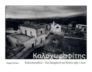 1983 lebte der Fotograf Jürgen Escher für zwei Monate in dem kleinen Bergdorf Kalochorafitis auf Kreta. Griechenland war seit zwei Jahren der EG beigetreten, mit großen Folgen für das Dorf. Die jungen Leute waren fortgezogen, um sich ihren Lebensunterhalt zu verdienen, die Alten blieben in ihrer alten Heimat zurück. Jürgen Escher begleitet die Menschen in ihrem Alltag, schaut in ihre Gesichter, gibt ihnen eine Stimme. Wie wirkt sich der Umbruch auf das Leben der Dorfbewohner aus? Die Antwort geben die Menschen selbst. In seinen Fotografien und Interviews blickt Jürgen Escher hinter den Vorhang großer gesellschaftlicher Ereignisse auf die Veränderungen ihres alltäglichen Lebens. Es sind faszinierende Augenblicke, die uns Geschichten erzählen. 2021 besuchte Escher Kalochorafitis erneut, wieder spricht er mit den Menschen, wieder fotografiert er das Leben, wie es sich seither dort gewandelt hat. Damals und heute gewähren seine Arbeiten tiefe Einblicke in die Kultur und das Dorfleben von Kalochorafitis.