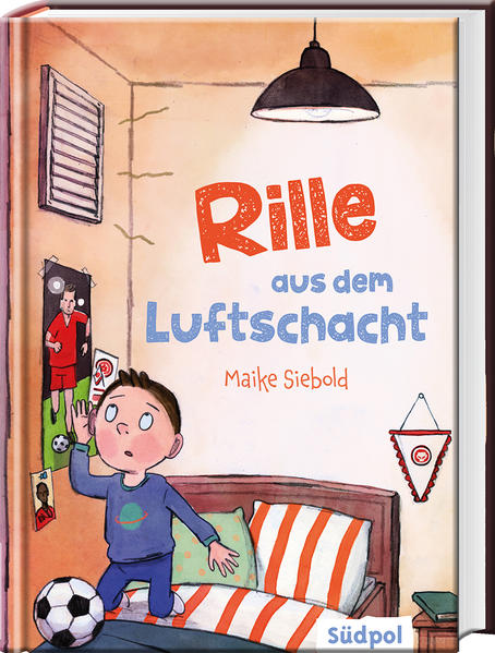 Blinder Passagier im Mehrfamilienhaus Vier Wochen Hausarrest wegen einem Blauen Brief! Völlig übertrieben, findet Roderich. Nicht mal zum Fußballtraining darf er. Und dann hört er auch noch seltsame schlürfende Geräusche im Fahrstuhl - ganz klar: ein Geist! Blöd nur, dass Roderich vor Schreck seinen nagelneuen Fußball im Fahrstuhl liegen lässt und der Fahrstuhl-Geist ihn einfach mitnimmt. Aber wie kann er den von einem Geist zurückbekommen? Originell und tiefgründig - das Kinderbuchdebüt von Maike Siebold Maike Siebold erzählt die Geschichte einer ungewöhnlichen Familienzusammenführung in einem spannenden Setting: Rille nutzt die Luftschächte, die wie Verkehrswege durch das alte Mietshaus führen, um das Leben der Bewohner unter die Lupe zu nehmen. So kommt sie nicht nur ihrem Familiengeheimnis auf die Spur, sondern hilft gemeinsam mit Roderich den Mietern bei so manchem Problem. Mit Rille aus dem Luftschacht können Lesepunkte bei Antolin gesammelt werden.