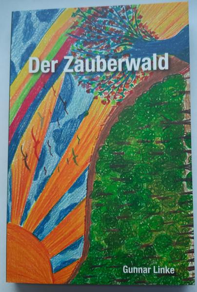 Jonathan und seine Freunde sausen mit ihren Seifenkisten todesmutig einen Hang hinab - und landen im Zauberwald. Was es hier nicht alles gibt! Sprechende Tiere, Waldfeen und himmelblaue Äpfel.Doch jedes Paradies hat seine Tücken. Der böse Zauberer Hork hat den purpurroten Kristall gestohlen. Nur Jonathan und seine Freunde können ihn zurückgewinnen. Im zweiten Abenteuer wird die Freundschaft der Kinder erneut gefordert, wenn es gilt, mit einem Löwen zu kämpfen. Nur gut, dass Fix, der gefräßige, freche Wurm, immer einen Rat auf Lager hat. In anderern Geschichten erfahren wir, warum ein Schneemann auch im Frühling nicht schmilzt, lernen Nashörner, Glühwürmchen Ping und einen kecken Stern kennen. Mal lustig, mal spannend geht es zu, wenn vier Kinder das Geheimnis der Nebelinsel lüften. Abgerundet werden die Geschichten durch fröhliche Lieder, zu denen auch die passenden Gitarrengriffe vermerkt sind.