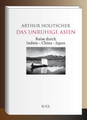 Einmalige Einblicke in Geschichte, Kultur und Landschaft fernöstlicher Länder vor den großen Umbrüchen der Neuzeit. Ein Resumee am Ende Eines Tages, gegen Ende des achten Monates meiner Reise, stehe ich wieder, nun das viertemal schon in meinem Leben, auf dem Roten Platz zu Füßen der Kremlmauer im alten heiligen Moskau. Es ist ein frostiger, von Eis klirrender Aprilnachmittag. Tausend Menschen reihen sich im Zug von der Basilius-Kathedrale an, stapfen langsam vorwärts, einem viereckigen, niederen, dunkelroten Holzbau zu, der bei der Mauer errichtet ist, nicht weit von dem Tor, das die alte Kapelle der Iberischen Mutter Gottes zwischen ihren Bogen trägt. Am Fuße der Kremlmauer, dort, wo die Gräber der Revolutionshelden unter dem Schnee verschwinden, birgt das rote Holzmausoleum den Sarg und den Körper Lenins. Langsam bewegt sich der Zug dem Mausoleum zu. Es dauert lange, bis wir den Eingang erreicht haben. Zwischen einem Spalier stummer Rotgardisten steigen wir langsam die Stufen zum Grabgewölbe hinab. Es sind viele Stufen, denn der Raum mit Lenins Leichnam liegt tief unter dem Straßenniveau. - Als dieses Mausoleum gebaut wurde, hat der Verkehr der Straße tagelang gestockt. Man mußte die wichtigste Trambahnlinie, die die beiden Ufer der Moskwa miteinander verbindet, verlegen, denn das Mausoleum wurde mitten auf die Trambahnstrecke gestellt. Der Verkehr, das symbolische Leben der uralten Stadt, des weiten heiligen Reiches stockte, der Herzschlag, der Puls stockte, wie der Verkehr der Stadt. Tag und Nacht ritten, auf schwarzen Rossen, in stürmischem Galopp, Reiter der Roten Armee unaufhörlich um dieses Mausoleum herum. Ritten, ritten, ritten Tag und Nacht, in nie aufhörendem Galopp, schwarz und schweigend, um den dunkelroten Holzbau, der den Leichnam des toten Führers in der Tiefe birgt. [Textauszug]