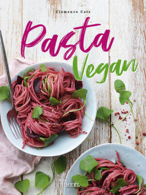 Vegane Ernährung und Pasta das passt wie der sprichwörtliche Deckel auf den Topf. Clémence Catz präsentiert in ihrem Buch 50 Rezepte für gesunde, pflanzenbasierte und kreative Pastagerichte. Neu interpretierte italienische Klassiker, gesunde Gerichte voll wertvoller Vitamine, One-Pot-Rezepte oder ausgefallene Ideen wie rosa Pasta mit Roter Beete oder Zucchini-Lasagne - in diesem einzigartigen Kochbuch findet jeder Nudelliebhaber sein neues Lieblingsgericht. Neben einer Anleitung zu selbst hergestelltem Nudelteig (beispielsweise Tagliatelle aus Einkornmehl, Trofie aus Kichererbsenmehl oder Lasagne mit Quinoa und Zitrone) liefert dieses Buch eine kompakte Gebrauchsanweisung zur Herstellung und Zubereitung von Gemüsenudeln mit dem Spiralschneider - den beliebten Zoodles, die roh, als Salat mit Vinaigrette oder gegart al dente genossen werden können. Dazu gibt es Rezepte für zehn vegane Saucen und Toppings, die auch außerhalb der eigentlichen Nudelrezepte eine tolle vegane Abwechslung in die Küche bringen: Von der Herstellung eigenen veganen Parmesans, Gremolata, veganen Pestos, Cashewcreme oder einer veganen Variante der Béchamelsauce aus weißen Bohnen. Im Rezeptteil lassen einem die leckeren Food-Fotos und Rezepte das Wasser im Mund zusammenlaufen: Süßkartoffel-Spaghetti mit karamellisierten Orangen, feurig scharfe Udon-Nudeln, Black Pasta mit Hokkaido und Salbei oder Conchiglioni mit Brunnenkresse-Ricotta. Dieses Buch ist eine Liebeserklärung an die Pasta und die italienische Küche. Die wunderbaren und ausgefallenen Nudel-Rezepte bringen Abwechslung in den Speiseplan - übrigens auch für alle, bei denen bisher keine Pasta ohne Fleisch, Sahne, Käse oder Butter auf den Tisch kam. Achtung - Suchtgefahr!