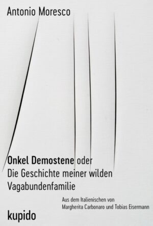 Antonio Moresco, der heute 76jährige italienische Ausnahmeautor, schrieb sein Leben lang an, gegen Verlage, die ihn noch ablehnten, als er bereits international das Ansehen eines bedeutenden europäischen Autors genoss, gegen formale Grenzen literarischer Genres, im Grunde gegen das Habitat, in dem er einen Platz einnehmen wollte. Sein Schreib- und Erzählstil ist schwer zu fassen, da er die liebgewonnenen Wege ignoriert, man könnte auch sagen: überwindet. Also kein einfacher Zeitgenosse. So steckt der eigentliche Stoff bei Moresco in der kulturellen Antithese, in der Auflehnung. Ein Faden der sich durch das Werk des Spätentdeckten zieht. Tobias Eisermann, ein ausgewiesener Kenner Morescos, legt mit Onkel Demostene oder Die Geschichte meiner wilden Vagabundenfamilie in Zusammenarbeit mit der hoch ausgezeichneten italienischen Übersetzerin Margherita Carbonaro ein nochmal mehr sich sträubendes Werk aus dem Jahr 2005 vor, das zwischen Biografie, Autopsie, Reportage und zeitgeschichtlicher Analyse steht. Moresco erhielt eines Tages den Anruf eines befreundeten Archivars, der mutmaßte, etwas zu Morescos Vorfahren gefunden zu haben: Ein Foto, mit dem die damals herrschenden Faschisten nach einem Anarchisten fahndeten, der ihm wie aus dem Gesicht geschnitten glich. Ein gewisser Demostene Moresco, sein Onkel.