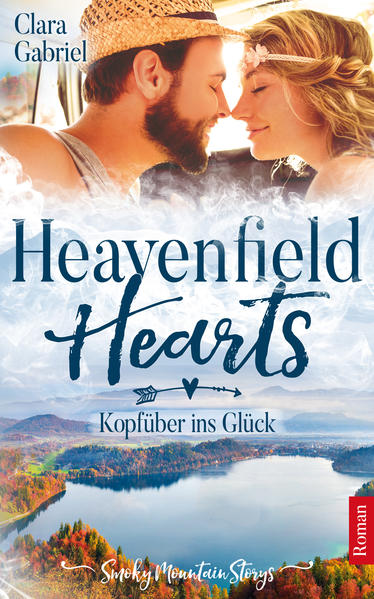 Willkommen in Heavenfield! Das idyllische Städtchen am Rande der Smoky Mountains ist das Zuhause allerlei schräger, liebenswerter Bewohner, gut aussehender Singles und Schauplatz der Liebesroman-Reihe Heavenfield Hearts: Smoky Mountain Storys von Clara Gabriel. Romantisch, knisternd und ziemlich sexy. Die zweiunddreißigjährige Liz besitzt alles, was sich eine Frau wünscht. Nur eines nicht: ein kleines Abenteuer, das ihre Augen zum Funkeln bringt. Kurzerhand gibt sie ihrem Schicksal eine neue Wendung und löst ihre Verlobung. In einem alten Van bricht sie zu einem Roadtrip auf und landet durch Zufall in Heavenfield, wo sie beim Tanken auf den sieben Jahre jüngeren Noah trifft. Noah ist fasziniert von Liz. In seinen Augen ist sie die perfekte Frau. Die Sache hat nur einen Haken: Sie ist auf der Durchreise. Hals über Kopf stürzen sie sich in ein Abenteuer, von dem keiner will, dass es endet. Doch ihr altes Leben holt Liz früher ein, als gedacht und sie muss sich entscheiden. Ist Noah der Richtige für sie oder ist ihre Liebe nur ein Strohfeuer? »Ein Buch, das sich anfühlt wie nach Hause zu kommen. Ich will da hinziehen!« Annalena, mehralsworte-buecher.de Wild-romantisch, kuschelig und ziemlich sexy - vergiss die Rockies: Tauch ein in die romantische Bergwelt des Smoky Mountains und lass dich von ihrem rauen wild-romantischen Charme verzaubern. Dies ist der erste Band der neuen Liebesromanreihe. Jeder Teil ist in sich abgeschlossen und kann unabhängig voneinander gelesen werden, da sich in jedem Buch in neues Paar verliebt. Also verliebe dich mit und tauch ein in die Welt der Heavenfield Hearts! Die Heavenfield Hearts sind leichte, lockere Liebesromane für zwischendurch, mit knisternden, leidenschaftlichen Szenen. Die optimale Lektüre für alle Leser und Leserinnen, die einfach mal abschalten und für ein paar Stunden dem Alltag entfliehen wollen. Romantisch, knisternd und natürlich mit Happy End. - Fernwehgarantie inklusive!