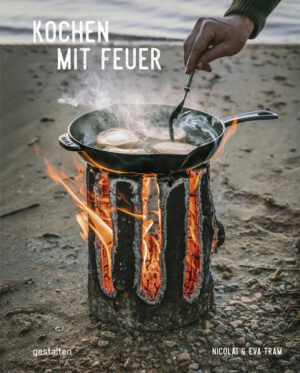 Das Kochen über offenem Feuer ist archaisch und sinnlich. Dieses Kochbuch liefert neben vielen abwechslungsreichen Rezepten auch praktische Tipps. Wer denkt, dass Kochen über offenem Feuer nur etwas für Pfadfinder oder Spitzenköche sei, während alle anderen höchstens mal auf der Terrasse grillen, irrt sich. Seit wir Menschen entdeckt haben, dass man Essen nicht nur roh essen, sondern auch über Feuer zubereiten kann, kochen wir mit Flammen. Es ist ursprünglich und sinnlich und die Zeit, die man für die Zubereitung des Essens aufwendet, ist genauso wichtig wie das Essen selbst. Cooking on Fire versammelt Rezepte mit Fleisch, Fisch, Geflügel, aber auch viele vegetarische Gerichte und sogar Brote, Pizzen, Pfannkuchen, Nachtisch und Snacks gelingen über dem Feuer. Das Buch zeigt, wie man ein Lagerfeuer vorbereitet und entzündet, welche Garmethoden es gibt, welches Zubehör nützlich ist und was man sonst noch wissen sollte. Die Rezepte reichen von einfachen Röstkastanien über Chili con Carne bis zu anspruchsvolleren Gerichten, die etwas mehr Zeit erfordern.