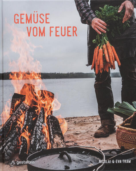 Dutzende Gemüsegerichte, zubereitet auf offener Flamme, laden dazu ein gemeinschaftliches Kochen in der Natur neu zu entdecken. Das Kochen auf offenem Feuer ist herausfordernd und entspannend zugleich. Die Zeit, die mit der Zubereitung verbracht wird, ist dabei mindestens genauso wertvoll wie der Genuss der zubereiteten Speisen. Seit jeher lockt diese Form des Kochens Menschen jeden Alters in die Natur. Gemüse vom Feuer zeigt mit einer Vielzahl von Rezepten, dass mehr als Stockbrot und Würstchen zum Lagerfeuer dazugehören können, und die Möglichkeiten nahezu unbegrenzt sind. Das Buch ist eine Einführung in das Kochen über offenem Feuer mit 60 Ideen für vegetarische Gerichte verschiedener Schwierigkeitsgrade. Von klassischen Rezepten für gegrillten Spargel mit Hollandaise und Chili sin Carne bis hin zu kreativen Rezepten wie in Ton gebackenen Rüben oder im Ganzen geröstete Ananas ist alles dabei.