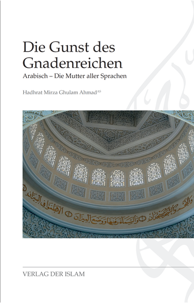 Der Verheißene Messias (as) des Islams, dessen Aufgabe es ist, die Menschheit unter dem Banner der letzten von Gott offenbarten Lehre zu vereinigen, legt hier das Fundament für die sprachwissenschaftliche Beweisführung, dass Arabisch, die Sprache des Heiligen Qur’an, die Mutter aller Sprachen ist. Sie wurde von Gott dem Menschen Wort für Wort offenbart und war ein Signum für die Einheit der Menschen-ein Zustand, dessen erneute Verwirklichung durch die Entsendung des Verheißenen Messias des Islams, Hadhrat Mirza Ghulam Ahmad (as), von Gott in die Wege geleitet wurde. Der Anspruch dieses Werkes ist gewaltig. Bewiesen werden soll, dass Arabisch die Ursprache ist, von der alle anderen Sprachen abgeleitet sind. Dies bewerkstelligt der Autor über drei Paradigmen: Zuerst wird nachgewiesen, dass alle Sprachen Gemeinsamkeiten aufweisen, die auf ihren gemeinsamen Ursprung hinweisen. Sodann wird über eine umfassende Analyse der Funktion von Wurzelwörtern und deren gewaltige Vorkommen im Arabischen aufgezeigt, dass Arabisch als Mutter aller Sprachen der Lebenswelt mit ebenjenen Stammwörtern einen derart subtilen und differenzierten sprachlichen Ausdruck zu verleihen vermag, der über keiner anderen Sprache möglich ist. Als dritter Punkt wird sodann diskutiert, dass Arabisch eine direkt von Gott offenbarte Sprache ist.