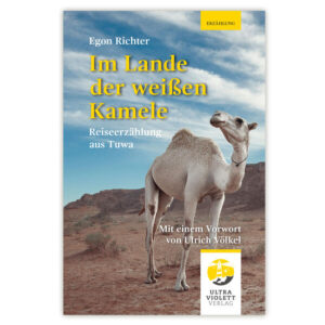 Sonderausgabe zum 90. Geburtstag von Egon Richter Der Schriftsteller Egon Richter (1932–2016) unternahm 1985, begleitet von seiner Frau Lisa, eine abenteuerliche Reise in ein zentralasiatisches Land, das man in unseren Breiten nicht einmal dem Namen nach kannte, obwohl die Menschen in jenem fernen Tuwa eine sehr bemerkenswerte und zu Teilen auch eigenwillige Geschichte haben. Beeindruckt waren die Reisenden von der atemberaubend schönen Landschaft, den hoch aufragenden Bergen und den von reißenden Flüssen durchquerten Tälern. Mehr aber noch waren es die Begegnungen mit den Menschen: Hirten, Kamelzüchter, Elfenbeinschnitzer und Künstler. „Im Lande der weißen Kamele“ ist erstmalig 1986 erschienen. Aus Anlass des 90. Geburtstages von Egon Richter am 12. Dezember 2022 bringt der Ultraviolett Verlag die Reiseerzählung neu heraus. „Aber es gelang ihr, diesen freien Geschöpfen nahe zu sein, ihren herben strengen Geruch einzuatmen und wenigstens einen Augenblick in ihre großen lidlosen Augen zu sehen, in denen sich die ganze Welt zu spiegeln schien. Jetzt wusste sie, was es bedeutet, wenn die Einheimischen die Schönheit mit dem Kamelauge verglichen.“