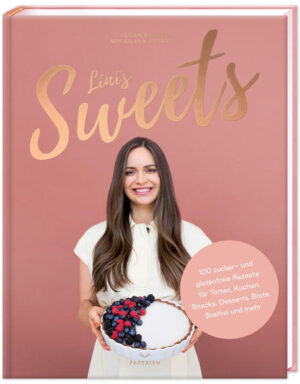 LINI'S SWEETS - Vegan backen mit Eileen. Das neue Backbuch von Eileen Pesarini, der Gründerin von Lini's Bites. Eileen Pesarini beschreibt Backen als ihre Art der Meditation. Die Gründerin des Start-ups Lini's Bites, die es bereits mit ihrem ersten veganen Backbuch NATURAL SWEETS auf die Bestsellerlisten schaffte, legt nun ihr zweites Backbuch vor. Mit LINI’S SWEETS gelingt Eileen es erneut, ihre Leidenschaft für das Backen unter Beweis zu stellen. Sie kreiert mit wenig Aufwand vegane sowie glutenfreie Rezepturen für gesunde Süßigkeiten und verzichtet dabei auf raffinierten Zucker. Neben Desserts, Kuchen und schnellen Snacks widmet Eileen in LINI’S SWEETS ein ganzes Kapitel mit nussfreien Rezepten ihren Leserinnen und Lesern mit Nussunverträglichkeiten. Freunde des schnellen Backens werden in den Kreationen aus nur 5 Zutaten fündig und können sich auf besonders einfache Zusammenstellungen freuen. Eileens große neue Leidenschaft gilt der breifreien Ernährung für Babys. Mit viel Liebe zaubert sie in LINI'S SWEETS gesunde Köstlichkeiten für die Kleinsten und erzählt dabei allerlei Wissenswertes über breifreie Ernährung. Auch in LINI'S SWEETS führt Eileen wieder mit viel Charme in die Basics des veganen Backens ein und verrät leicht verständlich und mit vielen persönlichen Tipps die Erfolgsgeheimnisse ihrer Rezepturen. Über 100 neue, erprobte Rezepte Einfach vegan und glutenfrei backen Frei von raffiniertem Zucker Wissenswerte Backtipps und Grundzutaten Inkl. breifreier Ernährung für Babys Großer Einleitungsteil mit wertvollen Infos zum gesunden Backen Stabiles Hardcoverbuch Mit Fadenbindung, Kapitalband und dickem Naturpapier Einzigartige Goldfolienprägung als Highlight auf dem Cover Der Umwelt zuliebe wird auf Einschweißfolie verzichtet