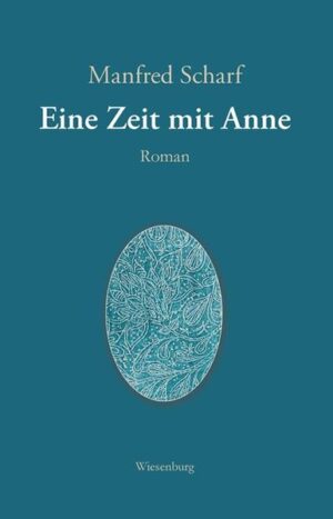 ‚Eine Zeit mit Anne‘ (von Manfred Scharf) ist eine Geschichte über die Liebe, dennoch ist sie kein Liebesroman. Die Beziehung zwischen den Protagonisten Martin Hembach und Anne Arnold ist eine sehr einseitige. Anne liegt im Wachkoma, nach einem Verkehrsunfall, in dem sie beide verwickelt waren. Und weil Martin den Unfall beinahe unbeschadet überstanden hat, fühlt er sich verpflichtet, Anne im Krankenhaus immer wieder zu besuchen. Aus dieser Verpflichtung wird ein Bedürfnis, als er bemerkt, dass er, als der um viele Jahre Ältere, der jungen Frau viel zu erzählen weiß: aus seinem Leben - privat und in dieser Bundesrepublik Deutschland. Und so ersinnt er Geschichte um Geschichte, notiert sie in seinem ‚Sudelbuch‘ und erzählt sie an langen Nachmittagen seiner stummen, bewegungs-unfähigen ‚Zuhörerin‘. Dabei wird mit jeder Erzählung deutlicher, wie sehr Martins Leben von der Welt der Literatur geprägt ist - in der die Liebe von jeher zu Hause ist: Ob in Romeo und Julia - klassisch oder auf dem Dorfe, ob bei Wolfgang und seiner Claire, ob bei Werther und seiner Lotte, ob bei Faber und seiner Sabeth, ob bei Fabian und seiner Cornelia... Geschichten voller Tragik, aber auch voller Humor. Dann, als in das ‚traute Zuzweitsein‘ mit Elisabeth eine weitere junge Frau - eine voller Lebenslust - einbricht, spürt Martin, dass er dem ‚Ewigweiblichen‘ noch lange nicht entflohen ist. Doch wie soll er mit der neuen Situation umgehen? Welche Verpflichtung hat er Anne gegenüber, die tatsächlich den Weg aus dem Wachkoma zu schaffen scheint? Und welche Rechte hat er Elisabeth gegenüber, die so viel jünger und auch noch durch eine Ehe gebunden ist? Das Ende der Novelle ist einerseits voller Trauer, andererseits aber auch ein hohes Lied auf die immerwährende Liebe. ------------Manfred Scharf Jahrgang 1950, bis 2014 Wiss. Mitarbeiter und Dozent an der FAU Erlangen-Nürnberg, seitdem Veröffentlichung von Kurzgeschichten (Das Mädchen mit den Bernsteinaugen) und nun einem Roman