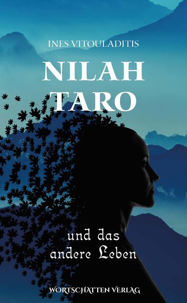 Wenn du die Möglichkeit hättest, all die Fehler deiner Vergangenheit rückgängig zu machen, würdest du es tun? Nilah könnte sich kaum glücklicher schätzen. Ihre kleine Familie führt ein beschauliches Leben im Schwarzen Flügel, der für sie mittlerweile zu einem richtigen Zuhause geworden ist. Doch die Schuldgefühle vergangener Taten wiegen schwer. Die Gabe eines neuen Schülers eröffnet Nilah ungeahnte Möglichkeiten. Er vermag etwas, was selbst den kundigsten Antari Angst einflößt - das Reisen durch Raum und Zeit und damit das Verändern der Vergangenheit. Einen akuten Ausbruch von Selbstüberschätzung später liegt Nilahs gesamtes Glück in Scherben und vor ihr ein gänzlich anderes Leben.