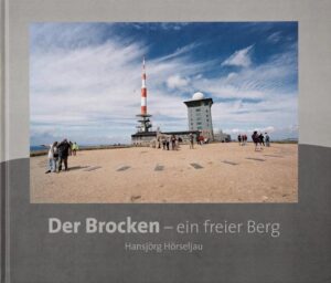 „DER BROCKEN – Ein freier Berg“ von Hansjörg Hörseljau Mit einzigartigen Bildern dokumentiert das Brockenbuch die Zeitgeschichte und Schönheiten rund um Norddeutschlands höchsten Berg. Der Chronist und Harzfotograf Hansjörg Hörseljau nimmt den Betrachter mit auf eine spannende Zeitreise der Veränderungen der vergangenen Jahrzehnte. Er öffnet mit seiner Kamera Objekte, die für den normalen Brockenreisenden unzugänglich sind. Mit 192 Seiten und 178 Farbfotos ist ein informativer und einzigartiger Bildband entstanden. Seit 45 Jahren ist Hansjörg Hörseljau Kenner und Chronist des Brockens. Schon als Schüler hatte er den Berg vor Augen: Damals ganz nah – aber unerreichbar. Die innerdeutsche Grenze durchtrennte den Harz. Hansjörg Hörseljau ist mit dem zweigeteilten Harz in Niedersachsen aufgewachsen. In den 70er Jahren erlebte er im Harz eine weltweit einzigartige Spionageaufrüstung auf den Harzer Bergen. Auch das hat er mit seiner Kamera festgehalten. 1989 überschlugen sich die Ereignisse: Als schon alle Mauern und Tore geöffnet waren, war der Brocken verschlossen, wie in den Jahrzehnten zuvor. Am 3. Dezember organisierten Harzer Bürger in der DDR einen Protest-Sternmarsch zum Brocken, in dessen Verlauf das Tor der Brockenmauer nach 28 Jahren geöffnet werden musste. Seitdem ist der Brocken frei und für alle Menschen zugänglich. Hansjörg Hörseljau war damals Zeitzeuge und Fotograf der historischen Ereignisse. Bis zum Mauerfall 1989 hatte er den Brocken aus dem Westen fotografiert. „Ich wollte festhalten, was passierte, auch später, als die Russen vom Brocken abzogen, tausende Tonnen Schutt abgefahren wurden und der Brocken wie auch alle anderen Spionageberge ihr ursprüngliches Gesicht zurück bekamen.“ Der Bildband ist eine historische Dokumentation und ein Buch, dass die Schönheiten rund um Norddeutschlands höchsten Berg zeigt. Bildband, 192 Seiten, 178 Farbfotos - ISBN 978-3-9803471-4-3