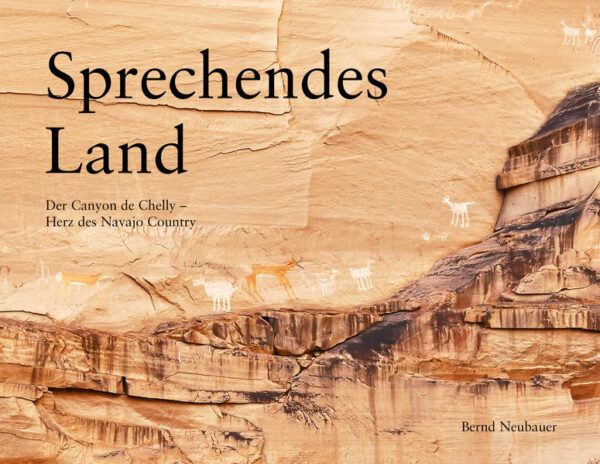 Ein kulturanthropologischer Reise-Essay ins Kerngebiet der Navajo-Reservation: dem Canyon de Chelly, einem Flecken Erde, wo die historische und mythologische Bedeutung des Landes für die Navajos, die sich selbst Diné (= Menschenvolk) nennen, erlebbar wird. Erst auf dem Boden der eigenen Geschichte entfalten die Werte der Navajos ihre volle Kraft – eine Kraft, die für das Überleben dieses Menschenvolks von existentieller Bedeutung war und die bis tief ins Heute hineinwirkt.