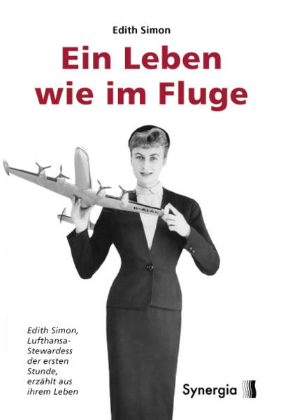 Edith Simon erzählt aus der Pionierzeit der Lufthansa, Geschichten aus ihrem Leben, Erlebnisse von ihren Reisen mit besonderen und bekannten Menschen. Sie traf nicht nur Indira Gandhi privat zum Holi-Fest in deren Garten, sie unterhielt sich auch mit Romy Schneider oder Franz Joseph Strauss privat an Bord. Dieses Buch ist ein Stück deutsche Zeitgeschichte, die Geschichte von Edith Simon, ein Buch nicht nur über das Fliegen - ein Leben mit Höhen und Tiefen Edith Simon hat Aufstieg und Fall des dritten Reiches bewußt miterlebt. Im Rückblick erinnert sie sich an die kargen, entbehrungsreichen Jahre der Kriegs- und Nachkriegszeit, ehe sie als eine der ersten Stewardessen der neuen deutschen Lufthansa 1955 in die große, weite Welt fliegen kann. In eigenen Erlebnissen schildert sie die klaffenden Unterschiede zwischen dem armen Deutschland und der wohlhabenden übrigen Welt und beschreibt ihre Freude über die nachfolgenden Zeiten des Wirtschaftswunders. Sie wird auf Eröffnungsflügen und Regierungsflügen eingesetzt, führt private Gespräche mit Königen und Filmstars, wirkt an Fernseh- und Kinofilmen mit, springt als Mannequin ein und wird in Regierungs- und Maharadscha-Paläste eingeladen. Munter berichtet sie von Abenteuern in Nord- und Südamerika, dem Nahen und Fernen Osten, von Heiratsangeboten - auch dem eines texanischen Öl-Millionärs.