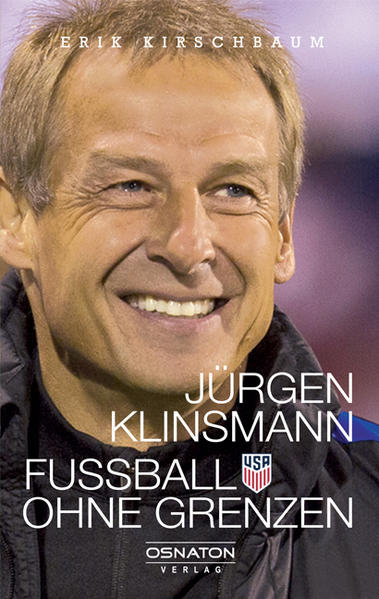 Jürgen Klinsmann ist seit 2011 Trainer der US-Nationalmannschaft und hat mit seinen weitreichenden Reformen die Amerikaner zu Achtungserfolgen bei der WM 2014 als Zweiter der „Todesgruppe“ nur knapp hinter Deutschland und dann zwei Jahre später zum Halbfinale der Copa América Centenario 2016 geführt. Klinsmann, der als Trainer 2004-2006 die deutsche Nationalmannschaft mit tiefgreifenden Innovationen auf einen neuen Erfolgskurs gebracht hat, verfolgt mit dem gleichen Hunger und der Wissbegier, die ihn während seiner groß gefeierten Karriere als Spieler in Stuttgart, Italien, Monaco und England angetrieben haben, unermüdlich sein ehrgeiziges Ziel, die USA als Fußballnation auf- und auszubauen. Dabei hat er schon historische Erfolge gefeiert - aber mit seinen mutigen und unbequemen Erneuerungen nicht nur Freunde gewonnen. Klinsmann war als Stürmer zweimal Fußballer des Jahres in Deutschland, einmal in England, Weltmeister mit der deutschen Nationalmannschaft 1990 sowie Kapitän der Europameister-Mannschaft 1996. Er nahm zwischen 1988 und 1990 an 108 Länderspielen teil und erzielte dabei 47 Tore.