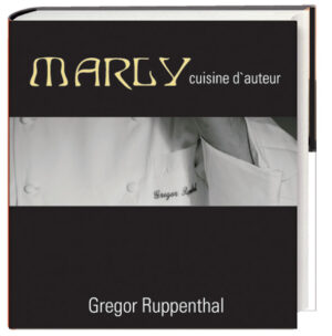 Die Geschichte des MARLY ist auch die Geschichte dieses Kochbuches. Der Küchenchef des MARLY und Autor des Buches, Gregor Ruppenthal, erzählt von den Anfängen seines beliebten Restaurants. Ob Marly`s Klassiker zubereitet werden oder ganz neue moderne Küchenkreationen entstehen: Ruppenthals Küche ist individuell, denn es ist eine cuisine d'auteur: eine "Autorenküche", in der der Chefkoch stets selber und eigene Rezepte kocht und ihr dadurch seinen ganz persönlichen regional eingefärbten Charakter gibt. „ Das Theaterstück, das wir jeden Abend spielen, schreiben wir selbst,“ dieser Satz des Autors beschreibt seine Arbeit am besten. So sind seine mediterranen und minimalistischen Gerichte bei aller Raffinesse leicht nachzukochen und mit zahlreichen persönlichen Anmerkungen zur praktischen Umsetzung in der heimischen Küche versehen. Farbige Food-Fotos und beeindruckende schwarz-weiße Bildsequenzen aus Küche und Leben des Autors machen zudem aus diesem Kochbuch einen interessanten Bildband.