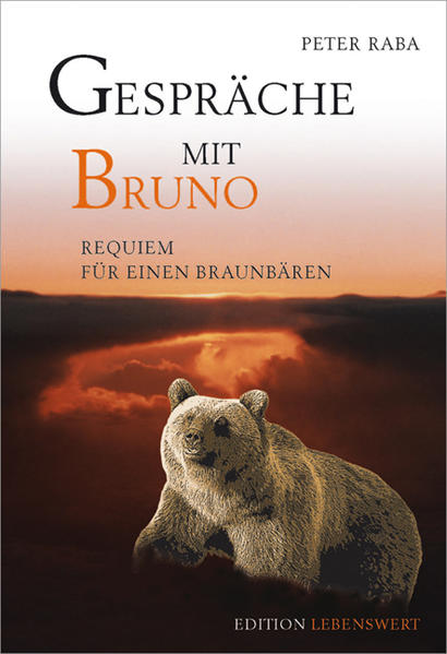 In seinem neuen Buch folgt Peter Raba auf seine ganz persönliche Weise der Fährte des Braunbären Bruno auf dessen Streifzügen durch die Alpen im Sommer des Jahres 2006. Der durch zahlreiche Publikationen zur Komplementärmedizin über die Grenzen Deutschlands hinaus bekannte Autor erzählt die Geschichte hinter den vordergründigen Fakten. Peter Raba kleidet in Worte, was Bruno nur durch Taten ausdrücken konnte. Dabei entsteht ein literarisches Vexierbild aus Dichtung und Wahrheit, ein immer unterhaltsamer, manchmal aber auch schmerzvoller Dialog zweier Seelenverwandter. Brunos Streifzüge durch die Alpen wandeln sich in Peter Rabas Gesprächen zur geistigen Wanderung. Die spontanen, kraftvollen Taten des Bären halten uns modernen Menschen den Spiegel vor. Brunos ebenso unbekümmerte wie unliebsame Fragen bringen Autor und Leser mehr als einmal in Verlegenheit. Fragen wie: „Kann es sein, dass ihr Menschen schlimmere Räuber seid als wir, die man uns Raubtiere nennt? Warum liefert ihr euch euern selbst erzeugten Ängsten aus? Warum seid ihr süchtig nach Kontrolle? Warum habt Ihr eure Instinkte für die wirklichen Gefahren verloren?“ Im inneren Dialog mit Peter Raba gibt Bruno darauf überraschende, direkte Antworten und erteilt damit uns Menschen spielend mehr als eine Lektion. Mit seiner ungehemmten Energie und seiner „tierischen“ Freude an ungehinderter Bewegung beweist Bruno, wie weit wir uns - verstrickt in private Lebenslügen und gesellschaftliche Zwänge - bereits von dem entfernt haben, was menschliches Dasein wirklich sinnvoll macht: die Begeisterung für den Augenblick des reinen Daseins und ein kraftvolles Leben gespeist aus spontaner Liebesfähigkeit in wirklicher Geistesgegenwart. Peter Rabas „Gespräche mit Bruno“ sind deshalb auch weit mehr als „nur“ ein Requiem für einen Braunbären. Sie beschreiben Ende und Neuanfang zugleich. Denn erst Brunos tierisches Vermächtnis „schrumpft eure Ängste kleiner und lasst Liebe wachsen“ macht - richtig verstanden - den Weg frei in eine wahrhaft humane Zukunft. Monika Haase, Murnau