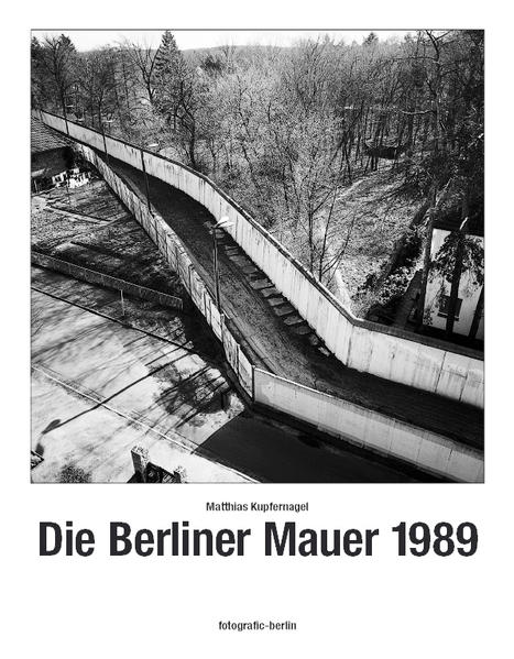 Nach längerem Verhandeln mit den damaligen Grenztruppen der DDR und deren Genehmigung war es Matthias Kupfernagel möglich, den gesamten Mauerstreifen zu betreten und zu fotografieren. Es entstand so eine Fotodokumentation mit ca. 2300 SW-Bildern, die die intakte Berliner Mauer zeigt, wie sie über viele Jahre hinweg bis Ende 1989 funktionierte. Aus diesem Projekt wurden 179 Aufnahmen ausgewählt und großformatig in diesem Fotoband abgedruckt. Das Buch bietet nicht nur die Sicht auf fast alle Mauerbereiche um Berlin herum, sondern auch detaillierte Aufnahmen von S- und U-Bahnhöfen, Kanälen, Gewässern usw. und vermittelt sehr anschaulich, welches Ausmaß dieser "Schutzwall" hatte und mit welchen Schikanen und Absurditäten die Menschen leben mußten. Das Vorwort, die Bildunterschriften und die ausfühliche Bilderliste sind in deutsch und englisch enthalten. Interessant ist die Verbindung mit der CD (ISBN 978-3-9812253-2-7), die nicht nur den Gesamtbestand bietet, sondern zu jedem Foto einen sehr genauen Kartenausschnitt bereithält, mit dem man auch heute nach mehr als 20 Jahren jedes Foto zweifelsfrei lokalisieren kann. Darüberhinaus gibt es die Möglichkeit, mit einer Suchfunktion alle relevanten geografischen Namen zu recherchieren und den Bildern zuzuordnen.