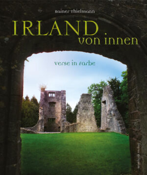 Irland intensiv: die Poesie der Extreme im Atlantik! In poetischen Reiseskizzen gelingt Rainer Thielmann ein emotional verbindliches Porträt der grünen Insel in all ihren Widersprüchlichkeiten. Durch sensible Verse und ausdrucksstarke Fotografien eröffnet er dem Leser einen ganz neuen Zugang zu Land, Menschen, Kultur und Geschichte. Heiter und tiefgründig zugleich. In sechs Kapiteln spannt der Dichter einen weiten Bogen: von Irlands einzigartiger Natur zum Nordirland-Konflikt, von Feen und keltischen Kraftplätzen zu gesellschaftlichen Missständen – und macht dabei selbst vor der irischen Mythologie nicht Halt. Ein vielschichtiges, authentisches, berührendes Werk.