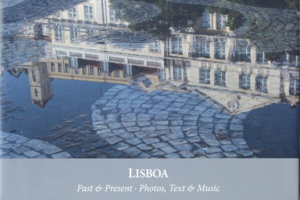 Lisboa / Lissabon Past & Present ‧ Photos, Text & Music Fotobuch + CD Lissabon, die Stadt auf den sieben Hügeln “Sete Colinas”, leicht verfallen, melancholisch, mit ihrem einzigartigen Licht und einer entspannten Atmosphäre. Der morbide Charme der Stadt am Tejo fasziniert Reisende aus aller Welt. Die Fotos wurden in einem Zeitraum zwischen 1999 und 2015 aufgenommen. Mit diesem Fotobuch werden erstmals Literatur, Musik und Bilder miteinander verbunden. Durch seine Tätigkeit als Musikproduzent hat Ulrich Balß viele Reisen nach Lissabon unternommen, hat Tipps bekommen und viele Einsichten erhalten. Unter anderem geben die privaten, persönlichen Lieblingsorte einiger Musiker der beiliegenden CD dem Ganzen eine persönliche Note. Die Schwerpunkte des Buches sind die Straßenpflaster, Keramikkacheln “Azulejos”, Straßenbahnen ” Eléctrico” und Graffiti. Allgegenwärtig in Lissabon, sind diese Graffiti und Wandbilder, die oftmals eine Auseinandersetzung mit dem Kapitalismus durch renommierte “Street Art” Künstler aus aller Welt darstellen. Das durch die Stadt initiierte “Crono” Projekt gab den Graffitikünstlern die Möglichkeit, ihre Bilder zu sprühen. Dies inspirierte Ulrich Balß Zitate des “Anarchistischen Bankiers” aufzugreifen. Musik aus Lissabon von Dona Rosa und OqueStrada Musik der Lissabonner Künstler über ihre Stadt, den Alltag, die Straßen und das Leben, ein wunderbarer Soundtrack zu den Bildern und Texten. Dona Rosa, eine Legende der Stadt, von Millionen Leuten in der „Rua Augusta“ gesehen, von André Heller für die Konzertbühnen der Welt entdeckt. Dona Rosa, die blinde Sängerin, die auch heute noch manchmal in den Straßen Lissabons anzutreffen ist und OqueStrada mit ihrem „Tasca Beat“, einem kosmopolitischen Fado-Swing, der sie bis zur Gala der Friedensnobelpreis Verleihung brachte und sie in unzählige Länder dieser Welt führte. Texte aus: „Ein anarchistischer Bankier“ Fernando Pessoa Ein anarchistischer Bankier ist eine satirische Erzählung von Fernando Pessoa aus dem Jahr 1922. Die wahren Anarchisten werden Bankiers. Eine verblüffende Erkenntnis, überzeugend vorgetragen von dem großen portugiesischen Autor. Man meint, der Text sei im Zuge der Eurokrise verfasst worden, ist aber schon über 90 Jahre alt. Alte Texte und neue Graffitis, gefördert durch die Stadt Lissabon, stellen einen Brückenschlag zwischen dem 20. und 21. Jahrhundert her.