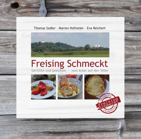 Freising Schmeckt - ein Kochbuch mit über 100 bio-regionalen Rezepten, aufgeteilt in die einzelnen vier Jahreszeiten. Alle verwendeten Bio-Zutaten stammen zu über 95 % aus dem Landkreis Freising. Doch wer steht hinter dem ganzen Gemüse, dem Fleisch, den Eiern, Käse oder Obst? Der Leser schaut Landwirten, Gärtnern und Imkern über die Schulter, erhält Einblick in deren lebendigen Hofgeschichte, deren authentische Produkte und auch ein Blick in die Rezeptekiste der jeweiligen Familien ist möglich: alle Bio-Betriebe verraten ihr Lieblingsrezept, das sie gerne aus ihren eigenen Erzeugnissen verspeisen. Die über 100 saisonalen Rezepte sind gespickt mit interessanten Tipps zum Umgang mit Lebensmitteln, Rezeptvariationen sowie historischen und touristischen Kurzinfos über Freising. Der Anhang fasst Bio-Verarbeiter und -Verkaufsstellen im Landkreis Freising zusammen und der Freisinger Saisonkalender rundet das Bild ab.